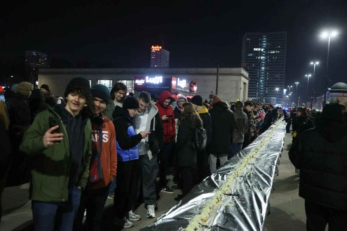 Na jeden wieczór Warszawa zyskała plenerowy klub. Wszystko za sprawą imprezowego protestu zorganizowanego w sobotę w obronie budki z zapiekankami Lussi. Punkt gastronomiczny decyzją urzędników musi zniknąć z okolic Pałacu Kultury i Nauki. Na imprezie w obronie Lussi pojawiły się setki osób. Był DJ, scena i bicie zapiekankowego rekordu Guinnessa. 