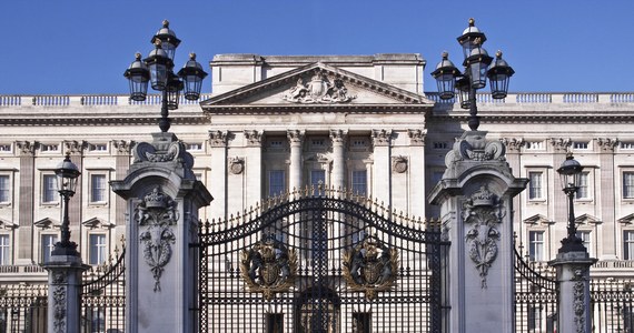 Brytyjska policja aresztowała mężczyznę, który samochodem wjechał w bramę Pałacu Buckingham w Londynie.