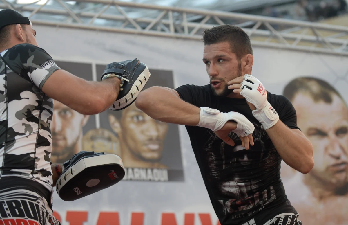 Mateusz Gamrot wygrał w nocy z byłym mistrzem Rafaelem dos Anjosem na gali UFC 299. Polak po walce zwrócił się do aktualnego mistrza w wadze lekkiej Isłama Machaczewa: „Isłam, czekaj na mnie, w przyszłym roku zobaczymy, czyje zapasy są lepsze — te z Deagestanu czy te z Polski”.