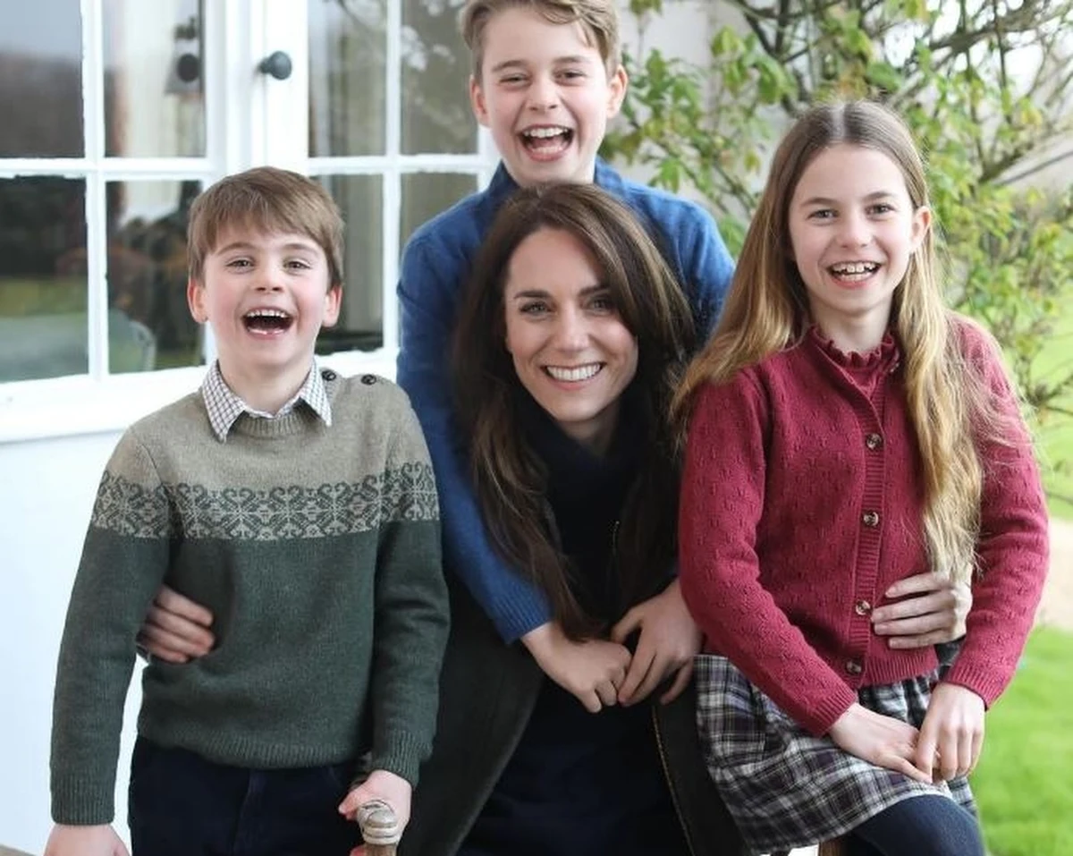 Pierwsze zdjęcie księżnej Kate od czasu przebytej przez nią w połowie stycznia operacji jamy brzusznej zostało opublikowane przez Pałac Kensington. Żona brytyjskiego następcy tronu podziękowała też za otrzymane wyrazy wsparcia po zabiegu.