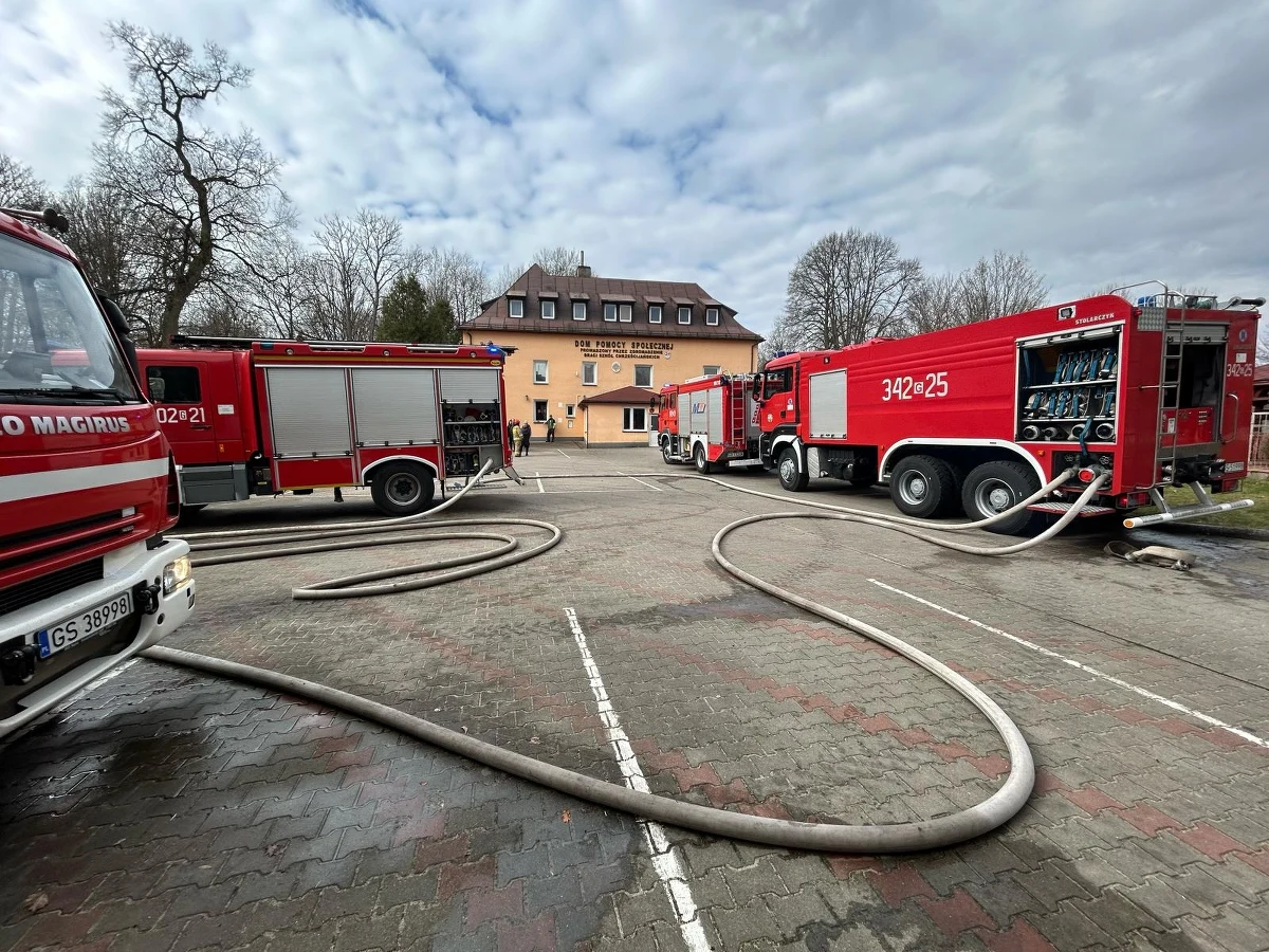 Ogień pojawił się w jednym z pokoi w Domu Pomocy Społecznej w Przytocku w powiecie słupskim. Jedna osoba zginęła. Pożar mógł wywołać jeden z pensjonariuszy. Mężczyzna został zatrzymany - przekazał Jakub Bagiński, oficer prasowy Komendanta Miejskiego Policji w Słupsku. Według wstępnych informacji zatrzymany miał umyślnie podpalić elementy wyposażenia pokoju - tak usłyszał reporter RMF FM w rozmowie z prokuratorem rejonowym w Miastku, Michałem Krzemianowskim. Nieoficjalnie, chodzi o łóżko.