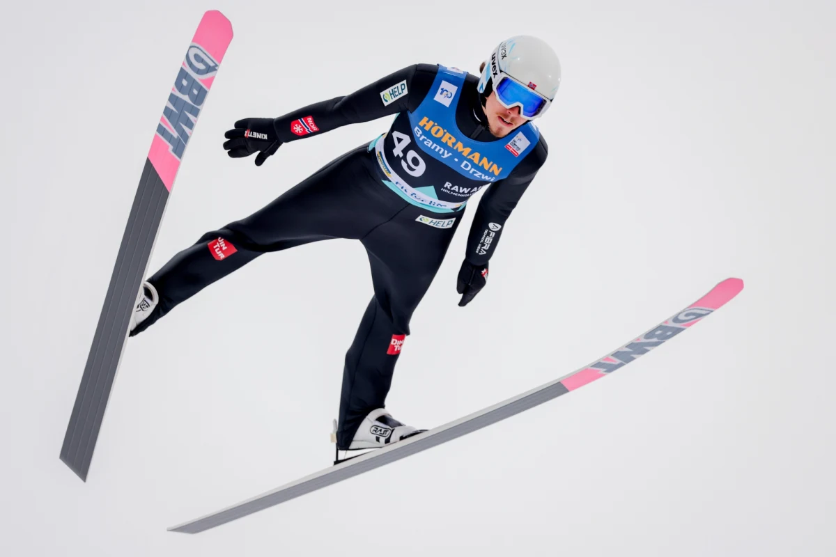 Johann Andre Forfang wygrał niedzielny konkurs Pucharu Świata w skokach narciarskich w Oslo. Norweg wyprzedził Japończyka Ryoyu Kobayashiego i Austriaka Stefana Krafta. Najlepszy z Polaków był Aleksander Zniszczoł, który zajął 10. miejsce. 