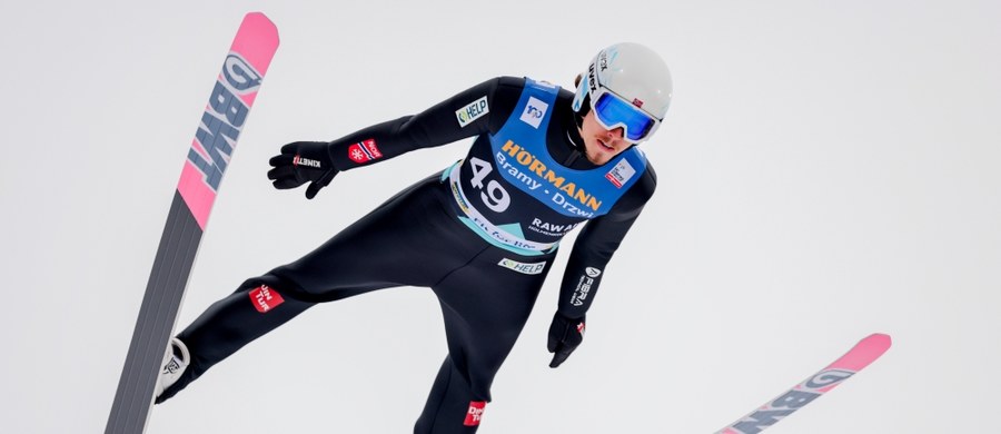 Johann Andre Forfang wygrał niedzielny konkurs Pucharu Świata w skokach narciarskich w Oslo. Norweg wyprzedził Japończyka Ryoyu Kobayashiego i Austriaka Stefana Krafta. Najlepszy z Polaków był Aleksander Zniszczoł, który zajął 10. miejsce. 