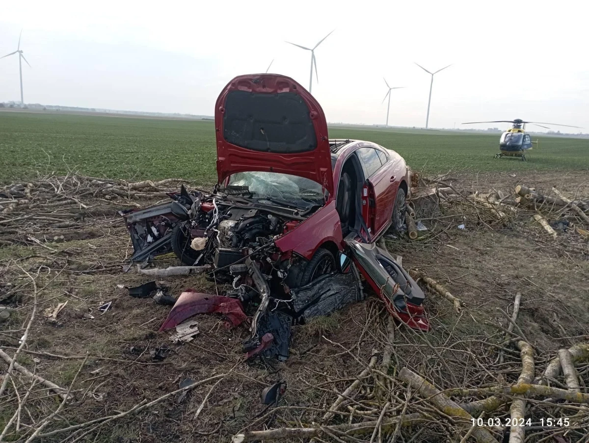 Do tragicznego wypadku doszło w pobliżu Ględowa w powiecie człochowskim (Pomorskie). Jedna osoba zginęła, a cztery zostały ranne w zderzeniu dwóch samochodów osobowych. Ofiarą jest nastolatek.