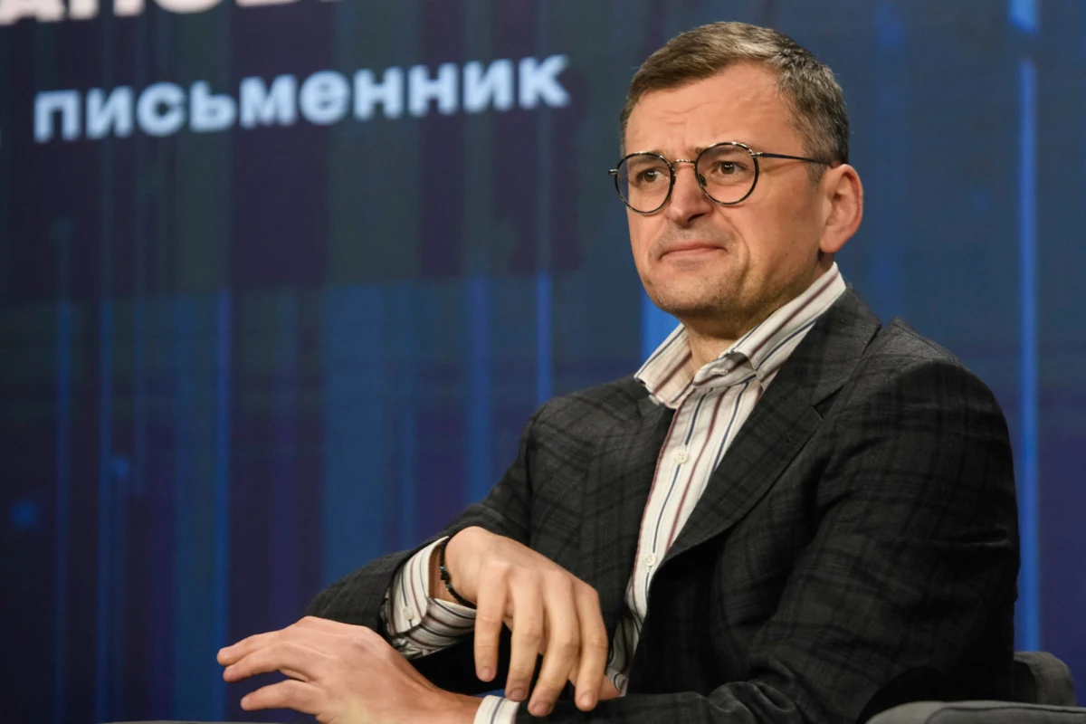 "Nasza flaga jest niebiesko-żółta. To flaga, dla której żyjemy, umieramy i triumfujemy. Nigdy nie podniesiemy żadnej innej flagi" – oświadczył szef ukraińskiej dyplomacji Dmytro Kułeba w reakcji na słowa papieża Franciszka, który w kontekście Ukrainy mówił "odwadze białej flagi, by negocjować".