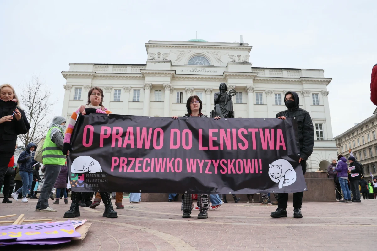 Uczestnicy XXV Warszawskiej Manify niedzielne popołudnie zamiast na odpoczynku, spędzili na walce o postulaty socjalne i ekonomiczne. Wydarzenie pod hasłem "Prawo do lenistwa. Przeciwko wyzyskowi" zorganizowało Porozumienie Feministyczne 8 Marca.