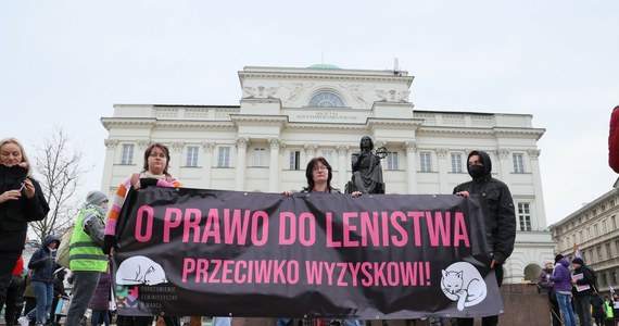 Uczestnicy XXV Warszawskiej Manify niedzielne popołudnie zamiast na odpoczynku, spędzili na walce o postulaty socjalne i ekonomiczne. Wydarzenie pod hasłem "Prawo do lenistwa. Przeciwko wyzyskowi" zorganizowało Porozumienie Feministyczne 8 Marca.