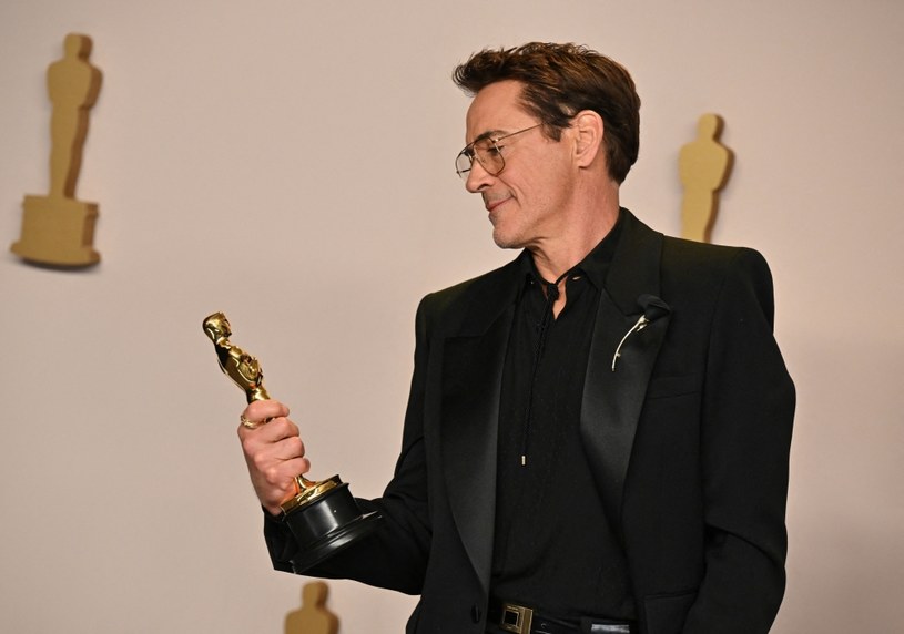 Robert Downey Jr. otrzymał Oscara w kategorii najlepszy aktor drugoplanowy za rolę w filmie "Oppenheimer". W obrazie w reżyserii Christophera Nolana wcielił się w postać Lewisa Straussa. Aktor ze sceny podziękował m.in. żonie oraz obsadzie filmu.