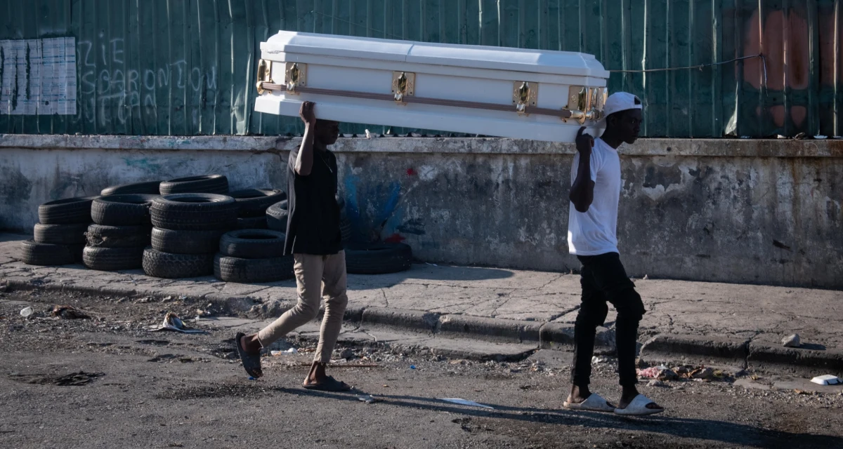 ​Amerykańskie wojsko przeprowadziło w niedzielę częściową ewakuację drogą powietrzną personelu ambasady USA w Haiti - przekazało Południowe Dowództwo USA. To pokłosie wzrostu zagrożenia ze strony zbrojnych gangów, które kontrolują znaczną większość terytorium kraju.