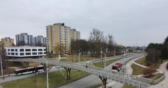 Od dzisiaj lubelscy kierowcy mogą spodziewać się utrudnień w ruchu w rejonie stalowej kładki dla pieszych nad ul. Filaretów w Lublinie. Miasto zabiera się za przebudowę skorodowanej konstrukcji.