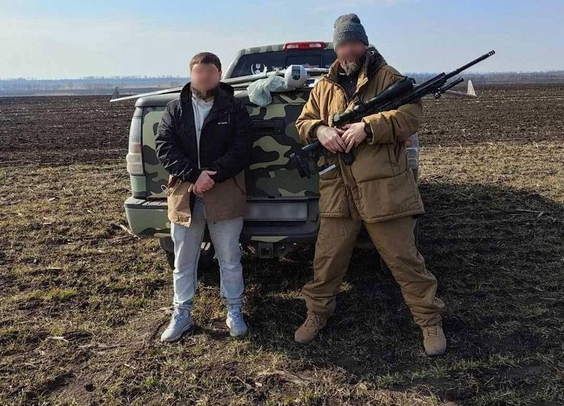 Siły Zbrojne Ukrainy pochwaliły się umiejętnościami jednego ze swoich strzelców wyborowych, który zidentyfikował i zneutralizował rosyjski dron zwiadowczy jednym strzałem z karabinu snajperskiego. 
