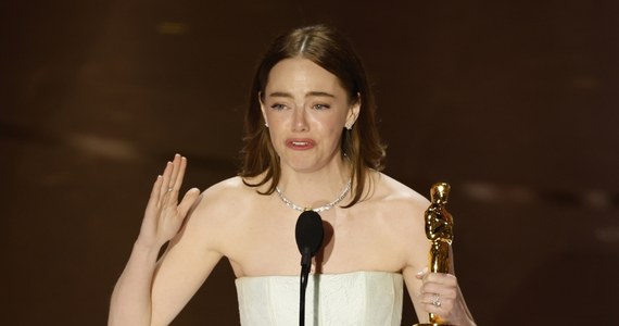 Emma Stone otrzymała Oscara dla najlepszej aktorki za rolę w "Biednych istotach". Kiedy wchodziła na scenę, żeby odebrać nagrodę, zorientowała się, że ma uszkodzoną suknię.