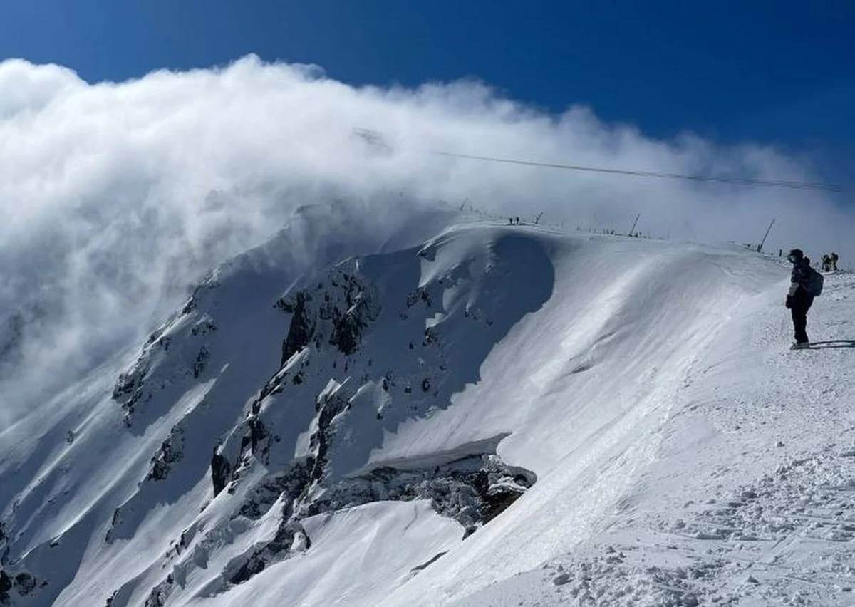 W dolinach zakwitły krokusy, ale w wysoko w Tatrach wciąż panuje zima. Obowiązuje tam drugi stopień zagrożenia lawinowego. Idąc w góry warto więc mieć przy sobie ABC lawinowe. O przydatności plecaka lawinowego przekonali się narciarze po słowackiej stronie, którzy zsunęli się ze zbocza wraz ze zwałami śniegu. Nagranie tego momentu mrozi krew w żyłach. 