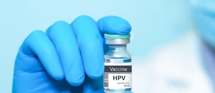Niespełna 20 procent nastolatków skorzystało z bezpłatnych szczepień przeciwko wirusowi HPV. Ta szczepionka jest refundowana od ubiegłego roku. Od września wszystkie nastolatki przed ukończeniem 18. roku życia mogą korzystać z refundowanego (dwuwalentnego) preparatu, a od czerwca ubiegłego roku nastolatki z dwóch roczników (12- i 13-latki) mogą wybrać jedną z dwóch szczepionek (dwuwalentną albo dziewięciowalentną).