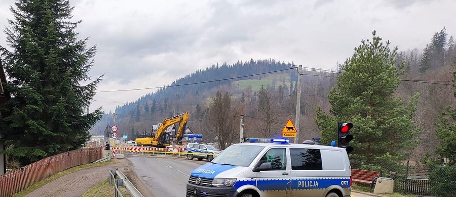 Niegroźne okazało się znalezisko przy budowie mostu w Poroninie koło Zakopanego. Saperzy zakończyli swoje działania w tym miejscu i mieszkańcy mogli wrócić do swoich domów. 
