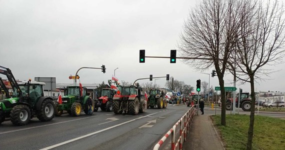 Protest rolników powrócił na najważniejsze drogi Wielkopolski. W całym regionie odbyło się kilkanaście protestów - najwięcej w okolicach Poznania.