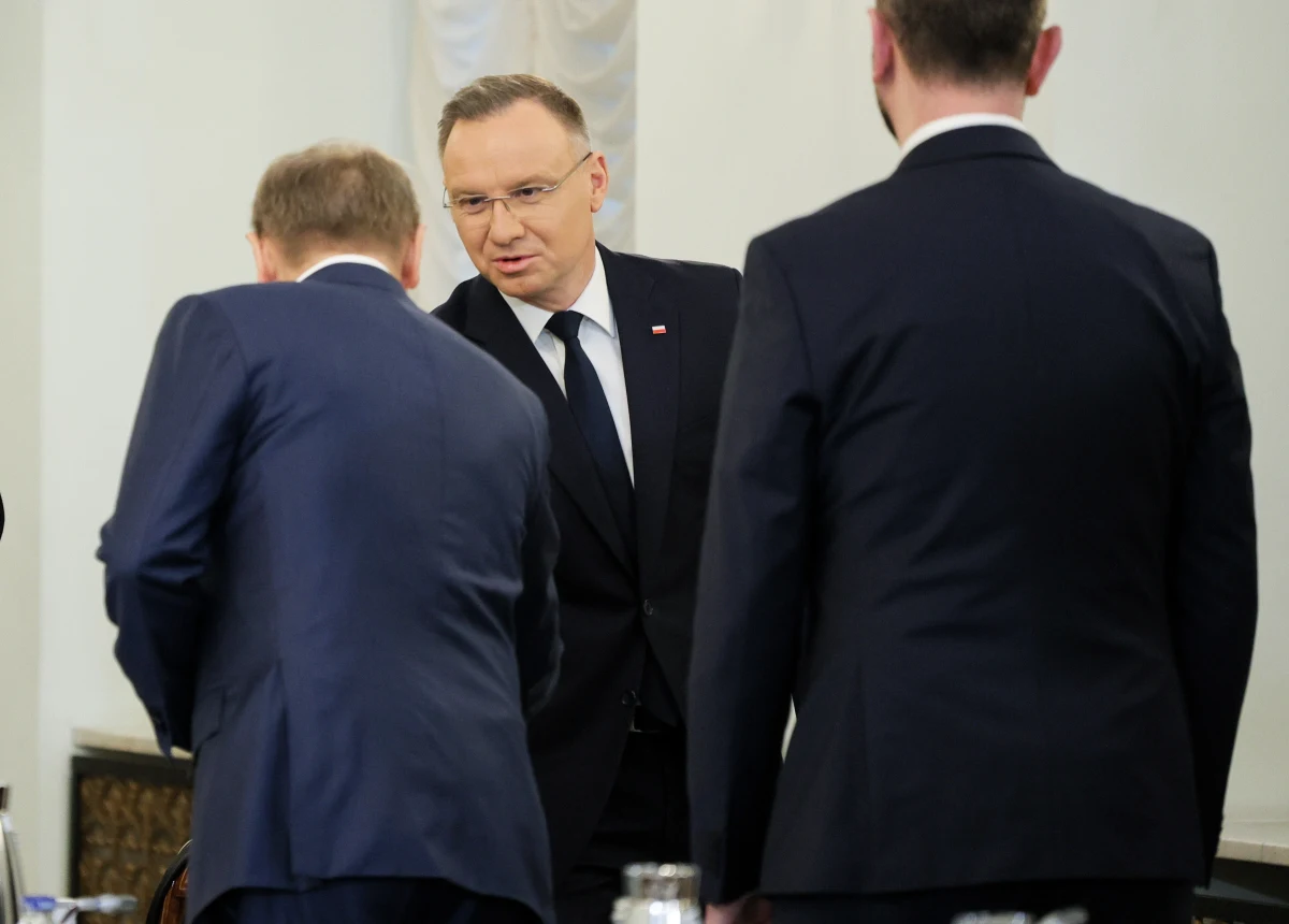 My będziemy chcieli więcej amerykańskich żołnierzy, a Biały Dom będzie naciskał, żebyśmy wydawali pieniądze za oceanem - propozycję takiej transakcji prezydent zaprezentował najważniejszym polskim politykom podczas posiedzenia Rady Bezpieczeństwa Narodowego. Informację zza zamkniętych drzwi zdobył dziennikarz RMF FM Krzysztof Berenda.