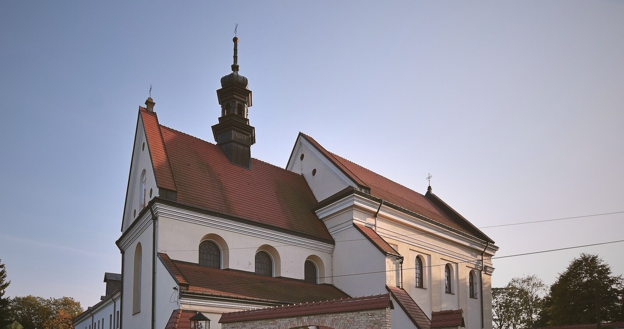 Do fascynującego odkrycia doszło podczas prac remontowych i archeologicznych w klasztorze franciszkanów i parafii rzymskokatolickiej pw. św. Anny w Bieczu. Badacze natrafili na elementy architektury, o których nie wspominają nawet klasztorne monografie. Obiekt z XVII wieku odsłonił jednak przed naukowcami swoje długo skrywane sekrety - okazało się, że pod posadzką znajdują się tajemne wejścia. Prowadzą do rozległej krypty - w jednej z komór grobowych miał zostać pochowany słynny polski poeta Wacław Potocki.