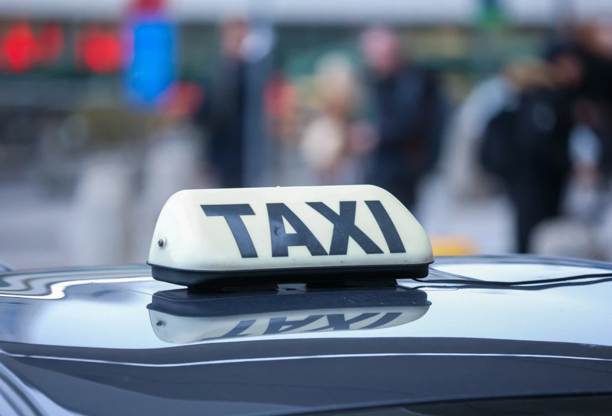 Czujność i uczciwość 39-letniego taksówkarza uratowały starszą mieszkankę powiatu rzeszowskiego przed próbą utratą oszczędności. Mężczyzna, nie wiedząc o tym, brał udział w nielegalnym procederze. Miał dostarczyć przesyłkę zawierającą 140 tys. złotych.