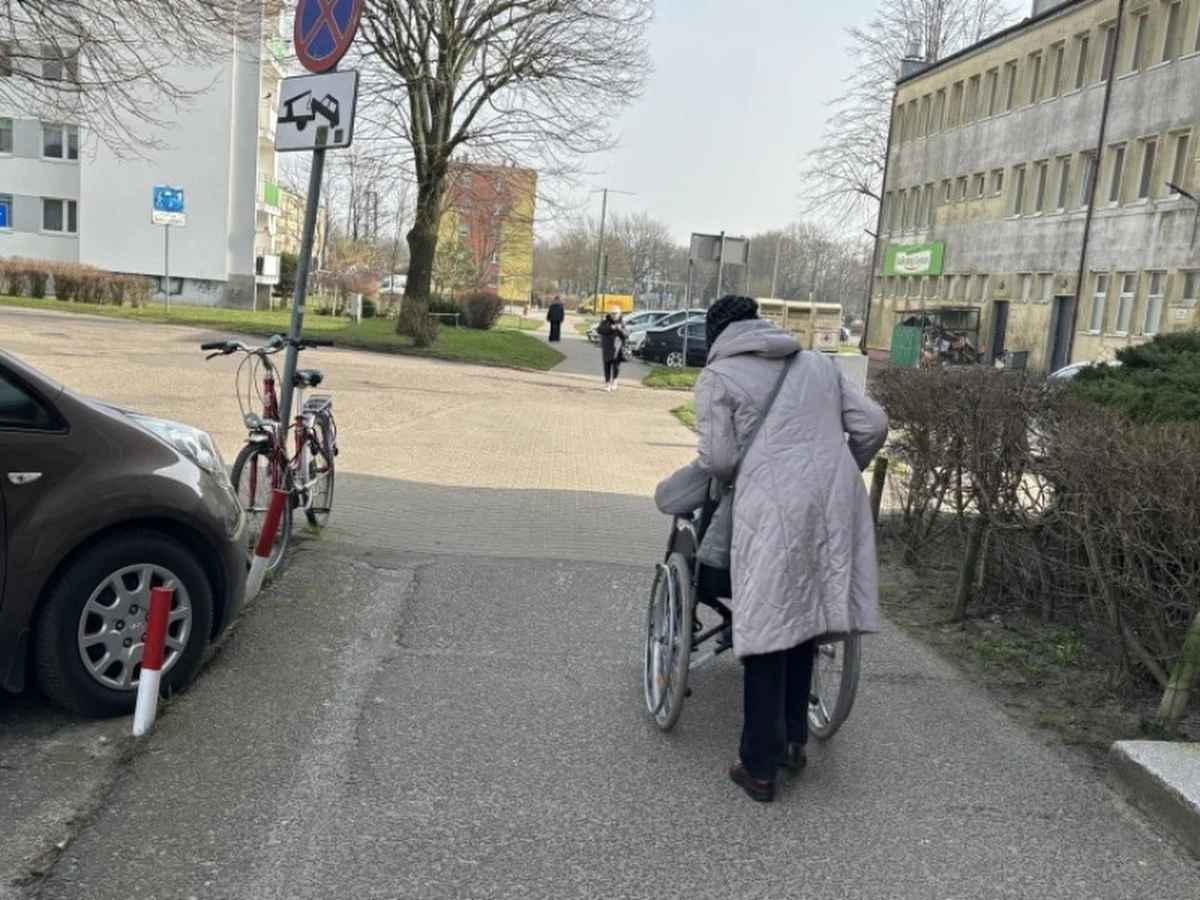 Dla niektórych to pierwsze od lat wyjście z domu. Członkowie Grupy Ratowniczej "Paramedic" z Kołobrzegu pomagają seniorom i osobom z niepełnosprawnościami wyjść na spacer. Schody to dla wielu przeszkoda nie do pokonania, a mieszkania mogą opuścić tylko z pomocą wolontariuszy.