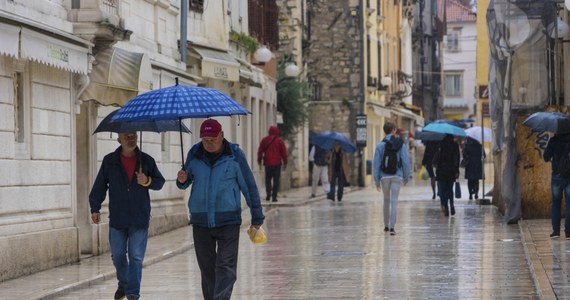 Rekordowe ilości deszczu spadły w ciągu ostatnich 24 godzin w chorwackim Zadarze nad Morzem Adriatyckim - podała telewizja HRT. Zalane są domy w niemal wszystkich częściach miasta, a towarzysząca opadom wichura odcięła od lądu pobliskie wyspy.