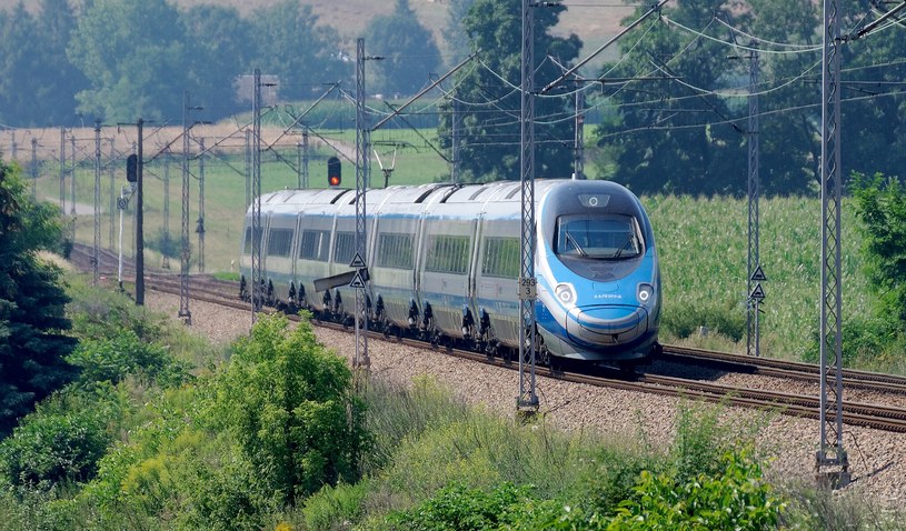 W Małopolsce w ciągu kilku lat powstanie najdłuższy w kraju tunel kolejowy. Jego budowa ma sprawić, że przejazd koleją z Krakowa do Nowego Sącza skróci się z trzech godzin do jednej. Niemal 2 mld zł wart jest kontrakt na zrealizowanie tej inwestycji. Oprócz poprowadzenia najdłuższego w Polsce tunelu prace mają obejmować także przygotowanie pozostałej infrastruktury kolejowej.
