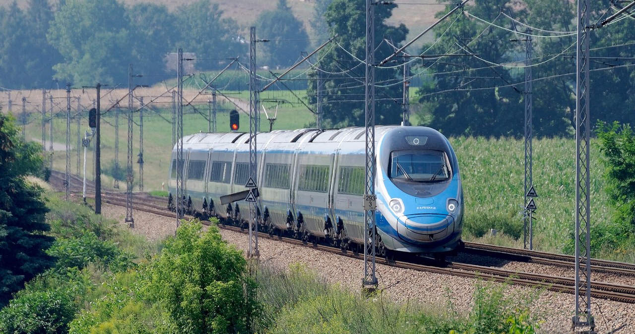 W Małopolsce w ciągu kilku lat powstanie najdłuższy w kraju tunel kolejowy. Jego budowa ma sprawić, że przejazd koleją z Krakowa do Nowego Sącza skróci się z trzech godzin do jednej. Niemal 2 mld zł wart jest kontrakt na zrealizowanie tej inwestycji. Oprócz poprowadzenia najdłuższego w Polsce tunelu prace mają obejmować także przygotowanie pozostałej infrastruktury kolejowej.