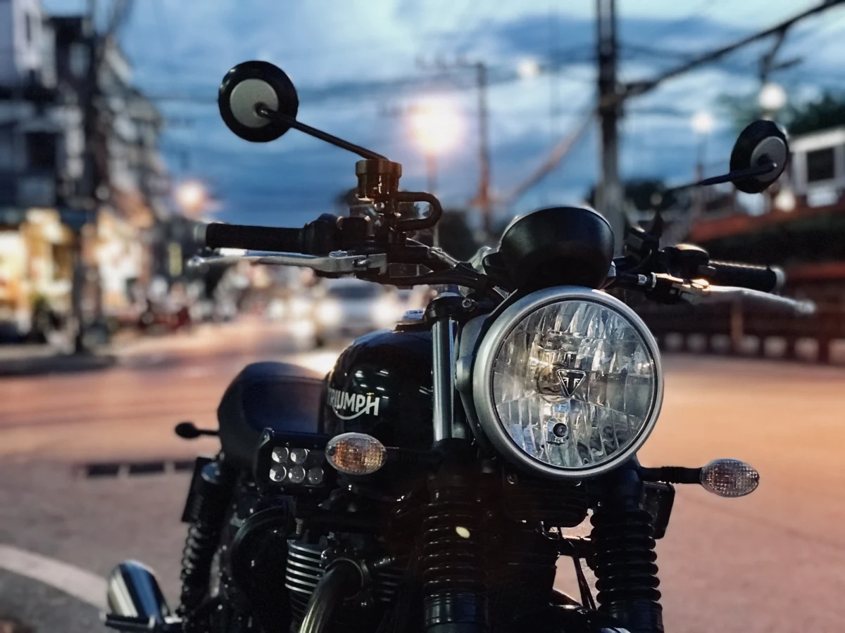 Policjant z Nowego Dworu Gdańskiego, wracając ze służby, zauważył motocykl bez świateł i tablicy rejestracyjnej. Pasażer oświetlał kierowcy drogę latarką, obaj nie mieli kasków i nie były to jedne ich winy. Okazało się, że kierujący nie ma uprawnień, za to ma blisko 2 promile alkoholu w organizmie.

