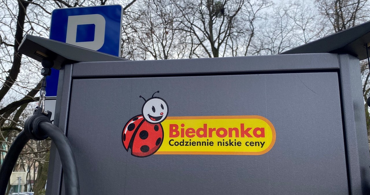 Biedronka, wprowadza, zmiany, swoich, parkingach, Klientów, sieciówki, czeka, zaskoczenie, związane, nowymi, urządzeniami, które Biedronka zmienia swoje parkingi. Klientów czeka niespodzianka