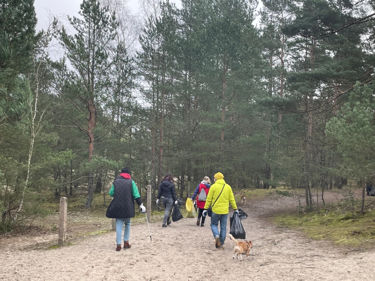 „Pięknie tu jest. Szkoda tylko, że te śmieci są stałą częścią krajobrazu” – mówiła reporterowi RMF FM Stanisławowi Pawłowskiemu Adrianna Wittbrodt, trójmiejska artystka i aktywistka. W Gdańsku wzdłuż plaży na Stogach spacerowicze, artyści, aktywiści i pracownicy Teatru Szekspirowskiego posprzątali las i wydmy w linii wybrzeża. Jak tłumaczą chcieli zrobić coś dla natury, a część śmieci wykorzystają do budowy scenografii nowego spektaklu.