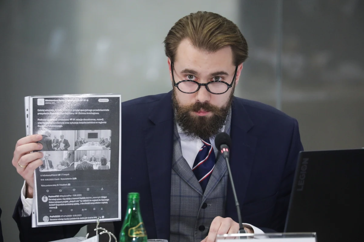 "Moje nazwisko w ogóle nie powinno się pojawiać w kontekście afery wizowej" - oświadczył Jakub Osajda, były dyrektor w MSZ. Jak stwierdził, decyzja o jego zwolnieniu z resortu została podjęta na ul. Nowogrodzkiej przez członka sztabu wyborczego PiS "celem szybkiego zamknięcia tematu" afery. Mówił także, że "nie ma jednej afery wizowej". "Jest wiele afer, które krzyżują się lub nakładają się na siebie, a w innych zakresach zajmują autonomiczne pola składające się jednak na całościowy obraz" – stwierdził.