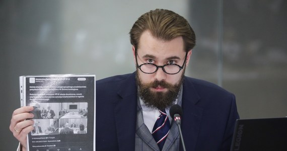 "Moje nazwisko w ogóle nie powinno się pojawiać w kontekście afery wizowej" - oświadczył Jakub Osajda, były dyrektor w MSZ. Jak stwierdził, decyzja o jego zwolnieniu z resortu została podjęta na ul. Nowogrodzkiej przez członka sztabu wyborczego PiS "celem szybkiego zamknięcia tematu" afery. Mówił także, że "nie ma jednej afery wizowej". "Jest wiele afer, które krzyżują się lub nakładają się na siebie, a w innych zakresach zajmują autonomiczne pola składające się jednak na całościowy obraz" – stwierdził.