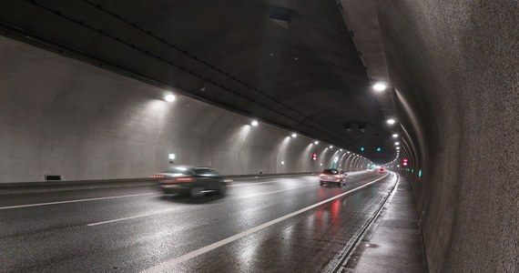 10 milionów samochodów przejechało tunelem pod Luboniem Małym na Zakopiance. Taki wyniki odnotowano w miniony weekend. Każdego dnia tunelem przejeżdża prawie 21 tysięcy pojazdów. Otwarty w listopadzie 2022 roku nowy odcinek trasy S7 skrócił czas podróży między węzłami Lubień i Skomielna Biała o ok. 20 minut. 