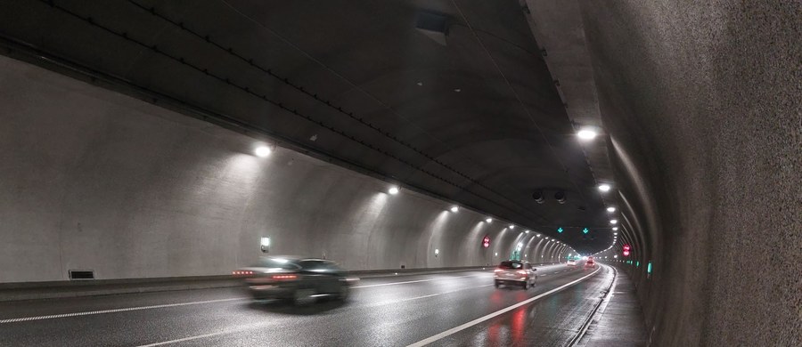 10 milionów samochodów przejechało tunelem pod Luboniem Małym na Zakopiance. Taki wyniki odnotowano w miniony weekend. Każdego dnia tunelem przejeżdża prawie 21 tysięcy pojazdów. Otwarty w listopadzie 2022 roku nowy odcinek trasy S7 skrócił czas podróży między węzłami Lubień i Skomielna Biała o ok. 20 minut. 