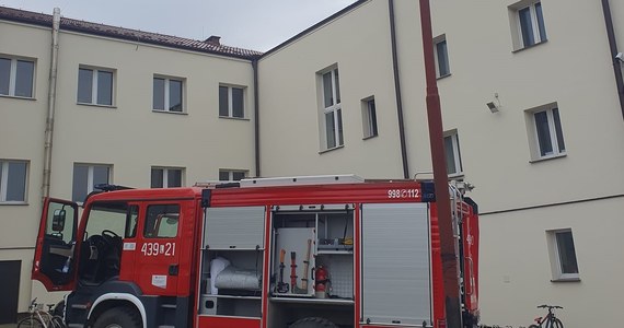 Około 100 osób - uczniów i pracowników - ewakuowano ze szkoły podstawowej w Siedliskach na Lubelszczyźnie. W budynku wybuchł pożar.