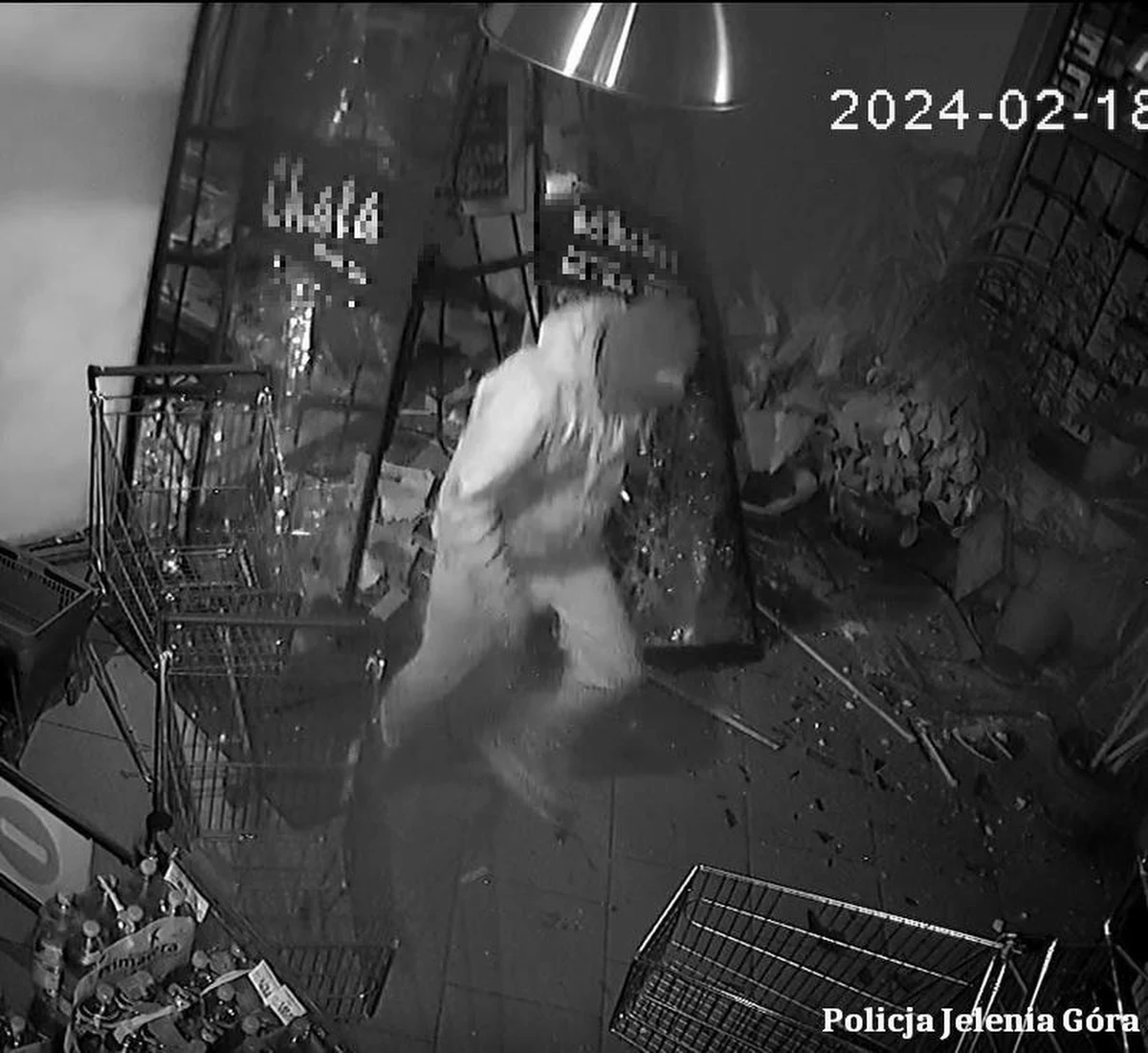 Jeleniogórscy policjanci zatrzymali dwóch mężczyzn, którzy swoim zachowaniem narobili duże szkody. Najpierw ukradli samochód, a później wjechali nim w witrynę sklepu. Ich celem była kradzież puszki z datkami, ale "obłowili się" jedynie w cukierki warte cztery złote. Grozi im do 10 lat więzienia.