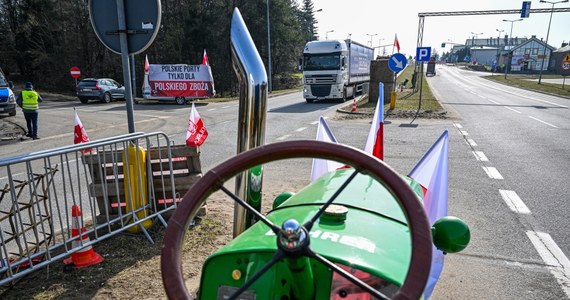 Uczestnicy protestów organizowanych po polskiej stronie granicy z Ukrainą, a także polska policja zatrzymują autokary jadące z Ukrainy do Polski i w przeciwnym kierunku; takie działania wobec naszych obywateli są niedopuszczalne - twierdzi wicepremier i minister infrastruktury Ukrainy Ołeksandr Kubrakow. Tym informacjom zaprzeczają polska policja i MSWiA.