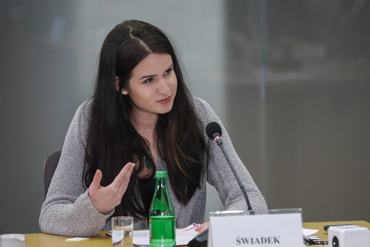 Nie miałam świadomości, żeby działania, jakie podejmowałam, były częścią działań, które łamały prawo - oświadczyła w poniedziałek przed komisją śledczą ds. afery wizowej Maria Raczyńska, asystentka byłego wiceszefa MSZ Piotra Wawrzyka.