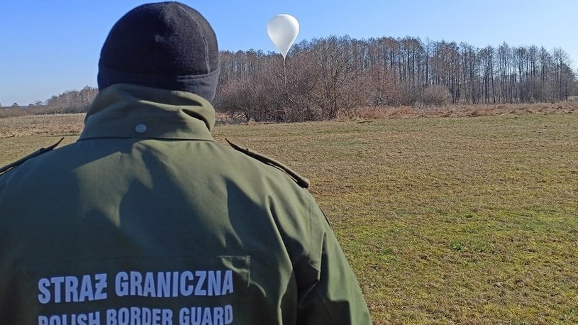 Funkcjonariusze z Podlaskiego Oddziału Straży Granicznej wypatrzyli na niebie ponad granicą polsko-białoruską tajemniczy balon. Urządzenie zostało szybko przejęte i zabezpieczone. Pogranicznicy pokazali, co transportowano za pomocą balonu.
