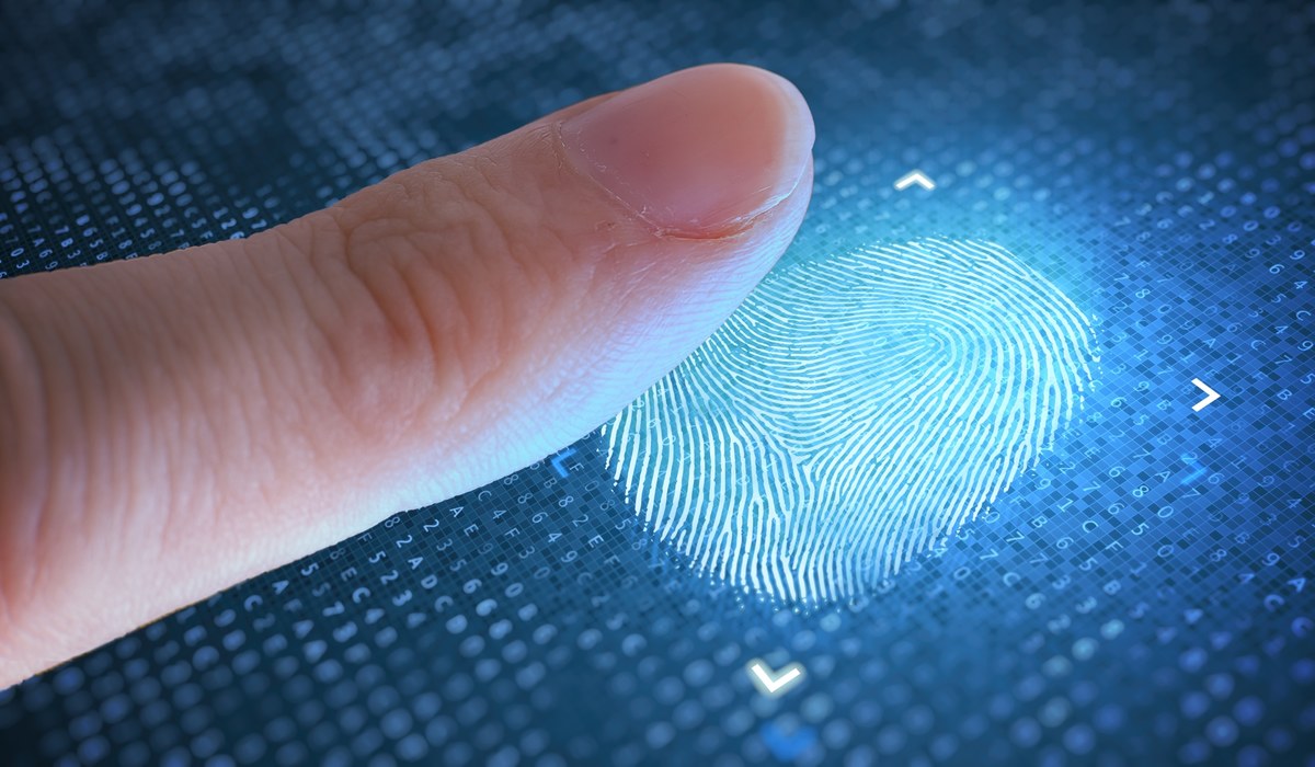 Hiszpański sąd wydał orzeczenie zakazujące sprzedaży danych biometrycznych obywateli. Dane te, takie jak odciski palców, tęczówka oka czy głos, są uznawane za niepowtarzalne cechy fizyczne, fizjologiczne i behawioralne ludzi. Wyrok dotyczy niemieckiej firmy Worldcoin, która pozyskiwała za kryptowalutę dane biometryczne.