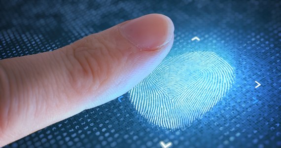 Hiszpański sąd wydał orzeczenie zakazujące sprzedaży danych biometrycznych obywateli. Dane te, takie jak odciski palców, tęczówka oka czy głos, są uznawane za niepowtarzalne cechy fizyczne, fizjologiczne i behawioralne ludzi. Wyrok dotyczy niemieckiej firmy Worldcoin, która pozyskiwała za kryptowalutę dane biometryczne.