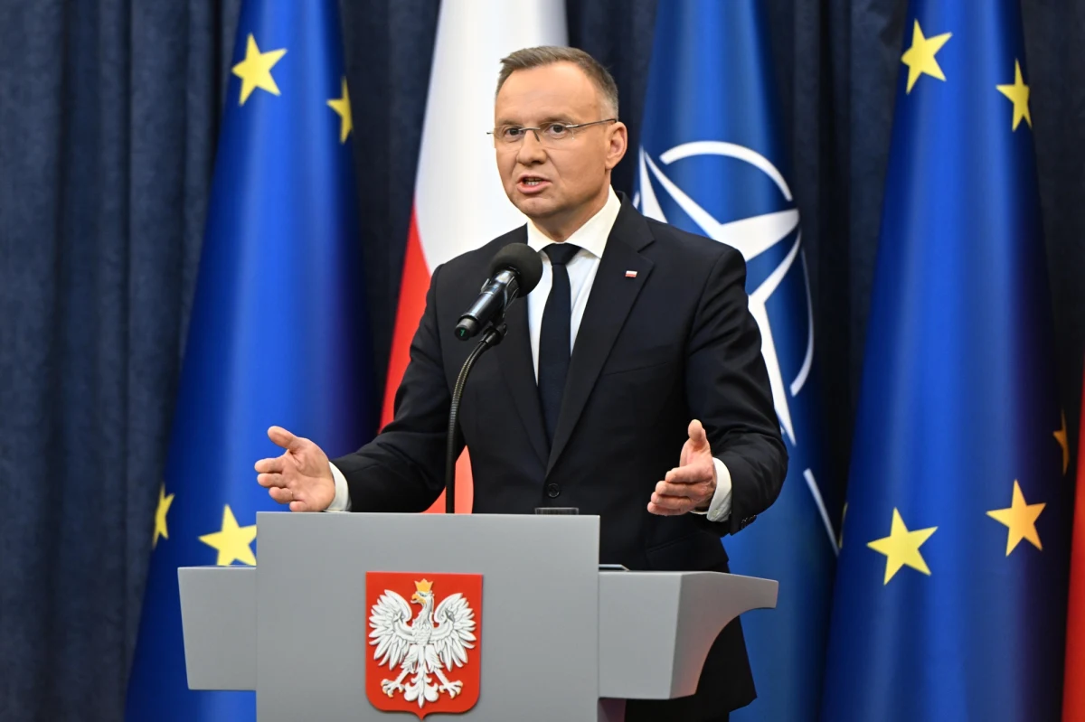 "Dołączenie przez Polskę do Sojuszu to jedno z największych osiągnięć w naszej najnowszej historii; nasza ojczyzna jest dzięki temu dzisiaj bezpieczna, a członkostwo Polski w NATO jest symbolem naszej narodowej jedności" - powiedział w poniedziałkowym orędziu prezydent Andrzej Duda. "Konieczne jest zwiększenie poziomu wydatków na obronność z 2 do 3 procent PKB przez wszystkie państwa Sojuszu" - podkreślił prezydent. 