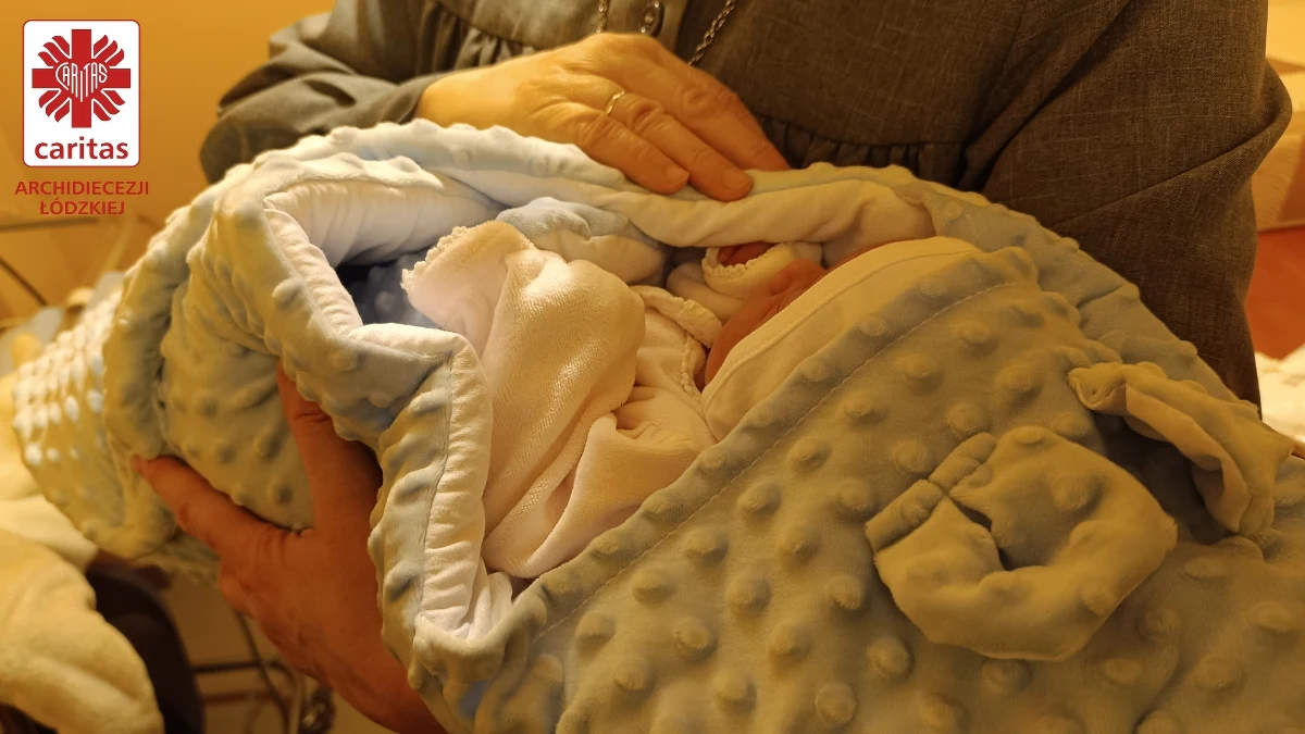 W działającym przy domu sióstr urszulanek oknie życia w Łodzi znaleziono niemowlę – przekazuje Caritas Archidiecezji Łódzkiej. Alarm rozległ się o 19:35. Stan zdrowia dziecka został oceniony na dobry.