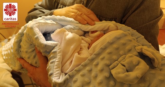 W działającym przy domu sióstr urszulanek oknie życia w Łodzi znaleziono niemowlę – przekazuje Caritas Archidiecezji Łódzkiej. Alarm rozległ się o 19:35. Stan zdrowia dziecka został oceniony na dobry.