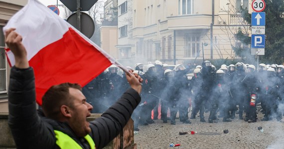 Po ubiegłotygodniowych zamieszkach podczas rolniczego protestu w Warszawie policjanci wszczęli tylko jedno postępowanie wewnętrzne. Objęty został nim funkcjonariusz, który podniósł z ziemi jakiś przedmiot i rzucił w stronę demonstrantów.