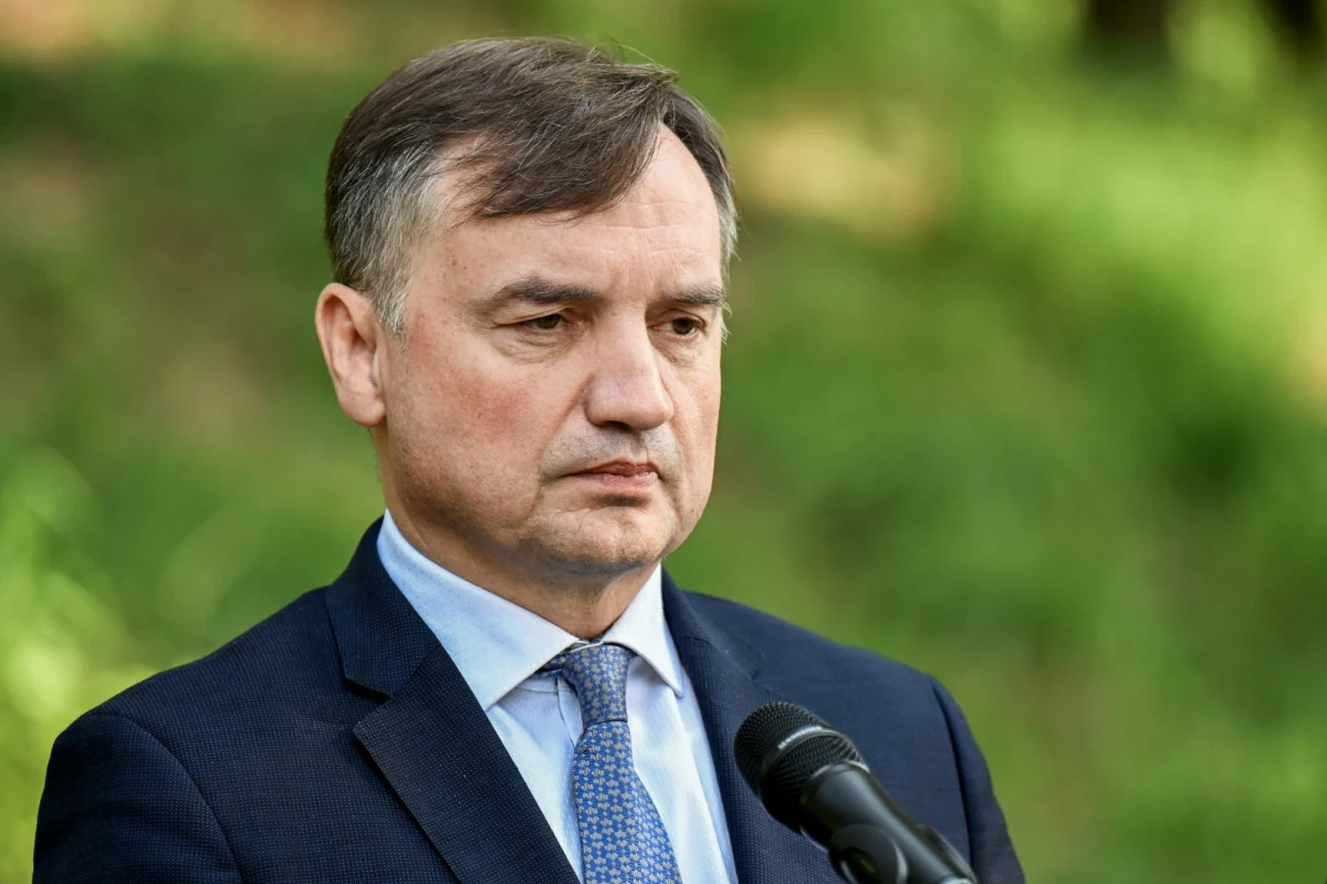 Lider Suwerennej Polski Zbigniew Ziobro przekazał w mediach społecznościowych nowe informacje o swoim stanie zdrowia. "Daliście mi siłę do walki ze śmiertelną chorobą nowotworu złośliwego przełyku z przerzutami do części żołądka. Po wielu miesiącach wyczerpującego leczenia onkologicznego, przeszedłem skomplikowaną 8-godzinną operację" - napisał.