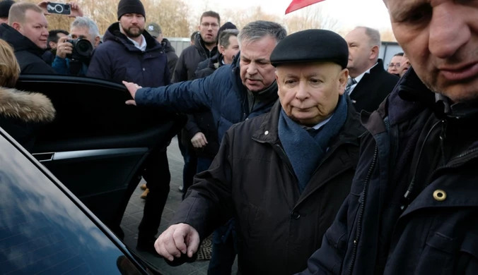 Przepychanki na miesięcznicy smoleńskiej. Policja ostrzega ws. immunitetów