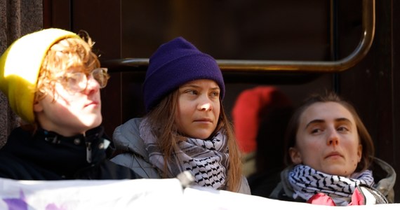 Szwedzka policja siłą usunęła Gretę Thunberg i towarzyszących jej aktywistów, którzy blokowali wejście do parlamentu.