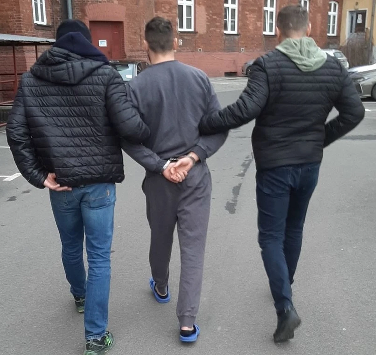 Blisko 5 kilogramów mefedronu, ecstasy i marihuany przejęli krakowscy policjanci po przeszukaniu mieszkania 31-letniego pseudokibica jednego z krakowskich klubów piłkarskich. Mężczyzna został zatrzymany i po decyzji sądu aresztowany. Grozi mu do 12 lat pozbawienia wolności.

