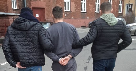 Blisko 5 kilogramów mefedronu, ecstasy i marihuany przejęli krakowscy policjanci po przeszukaniu mieszkania 31-letniego pseudokibica jednego z krakowskich klubów piłkarskich. Mężczyzna został zatrzymany i po decyzji sądu aresztowany. Grozi mu do 12 lat pozbawienia wolności.

